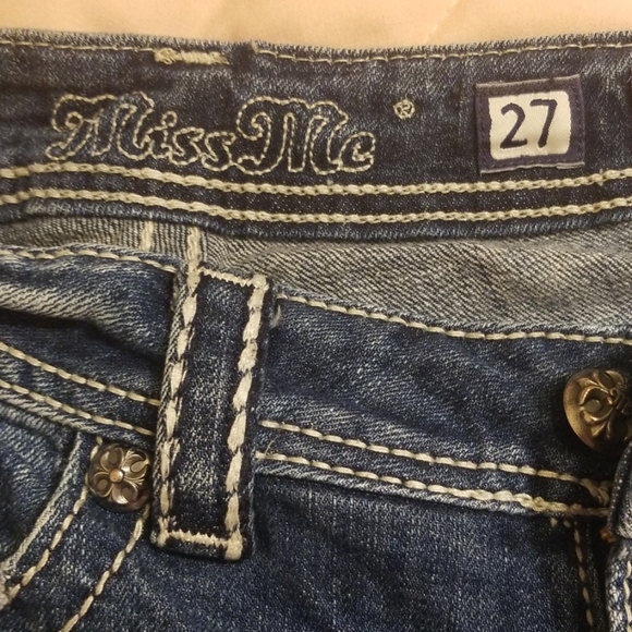 Miss Me Jean's cropped distressed denim capri's - Picture 7 of 8